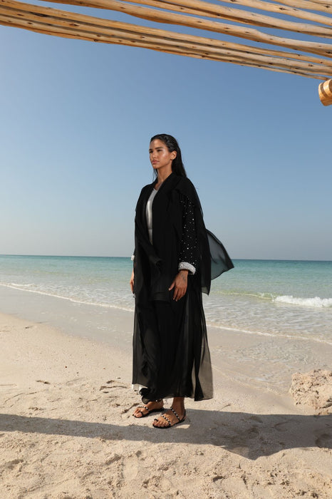 <transcy>عباية سوداء وذهبية</transcy>