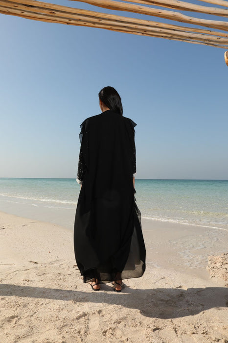 <transcy>عباية سوداء وذهبية</transcy>
