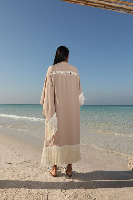 <transcy>عباية سوداء وذهبية</transcy>
