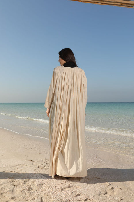 <transcy>عباية سوداء وذهبية</transcy>